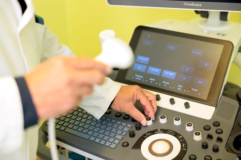 Medico che utilizza uno strumento