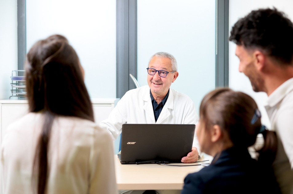 Il dottore spiega il piano di cura a una famiglia