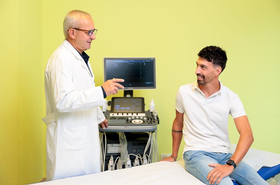 Medico che visita un paziente