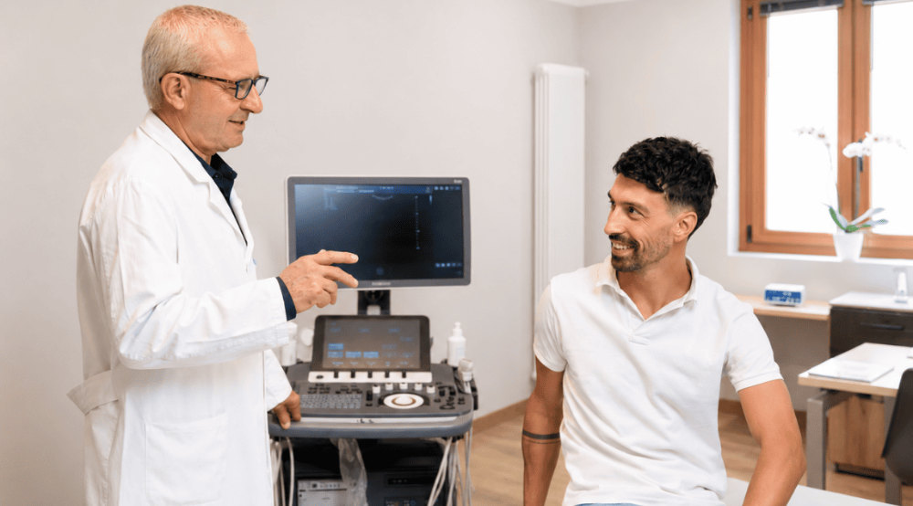 Medico che visita un paziente